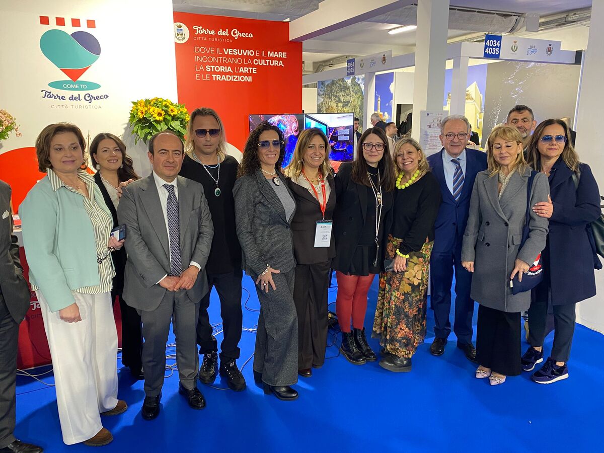 I Presenti Allo Stand Di Torre Del Greco
