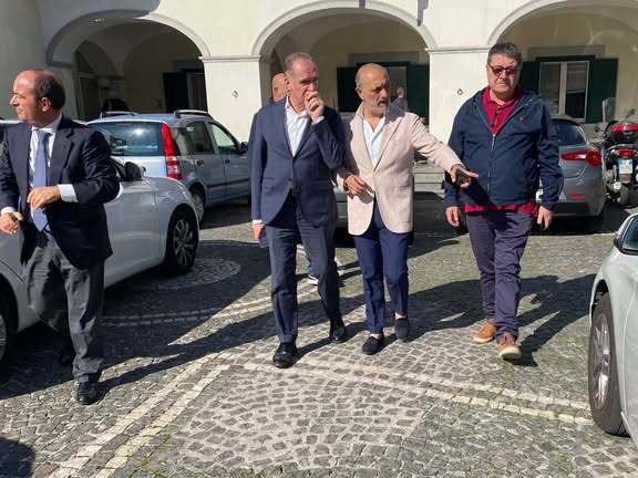 Il Sindaco Luigi Mennella In Visita Al Commissariato Di Polizia Di Torre Del Greco